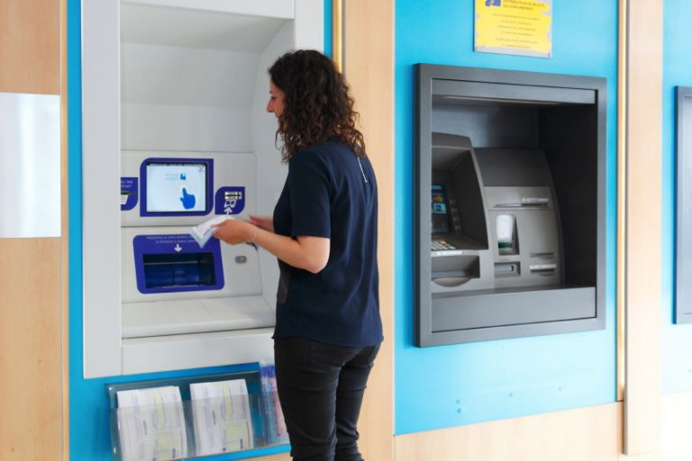 Automatiser les dépôts d’espèces en agence bancaire Brink